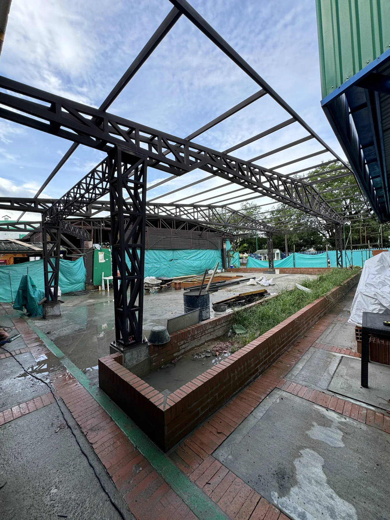 Estructura metálica en proceso de ejecución y montaje