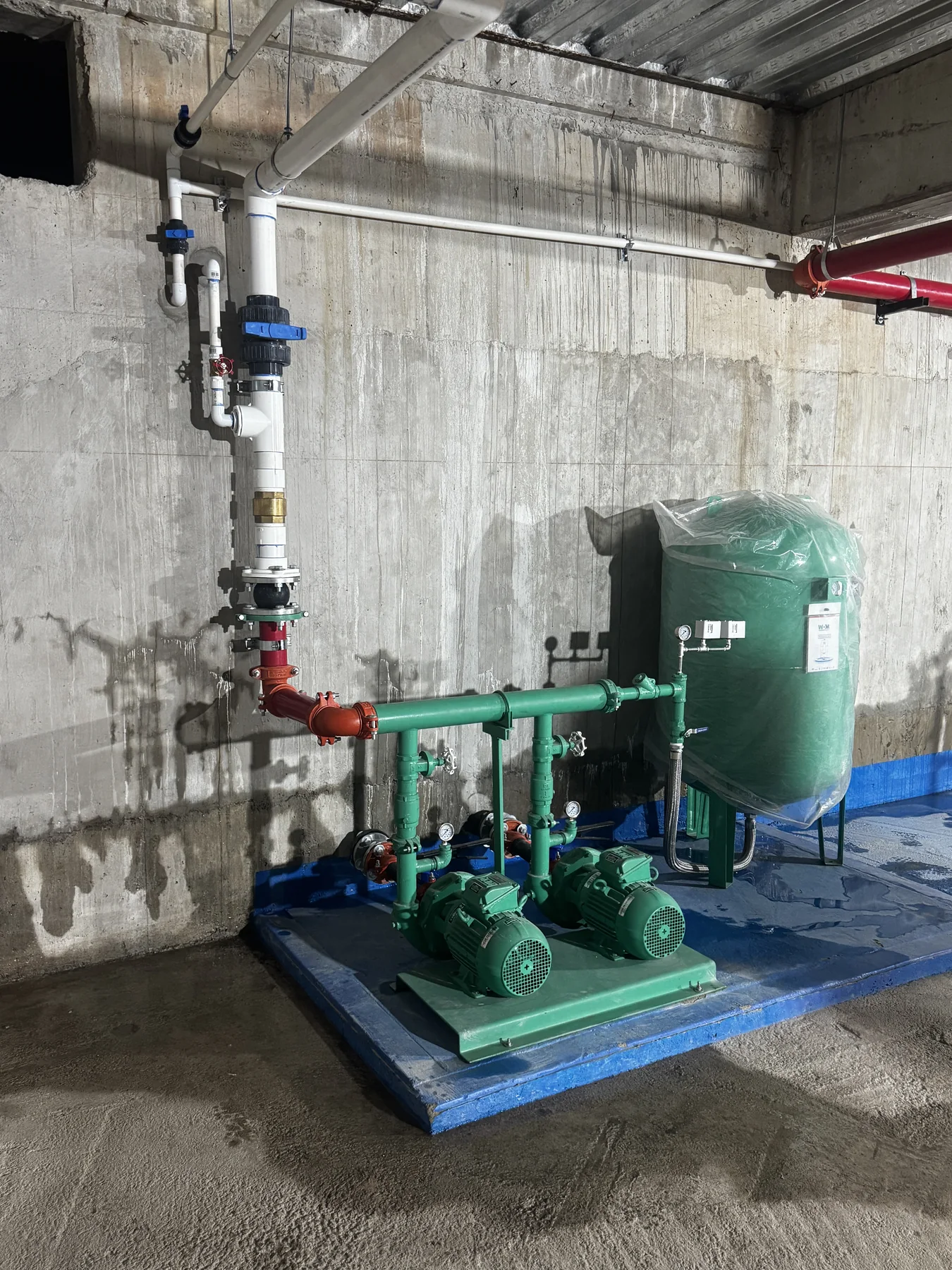 Sistema hidráulico con equipos de bombeo instalado en proyecto